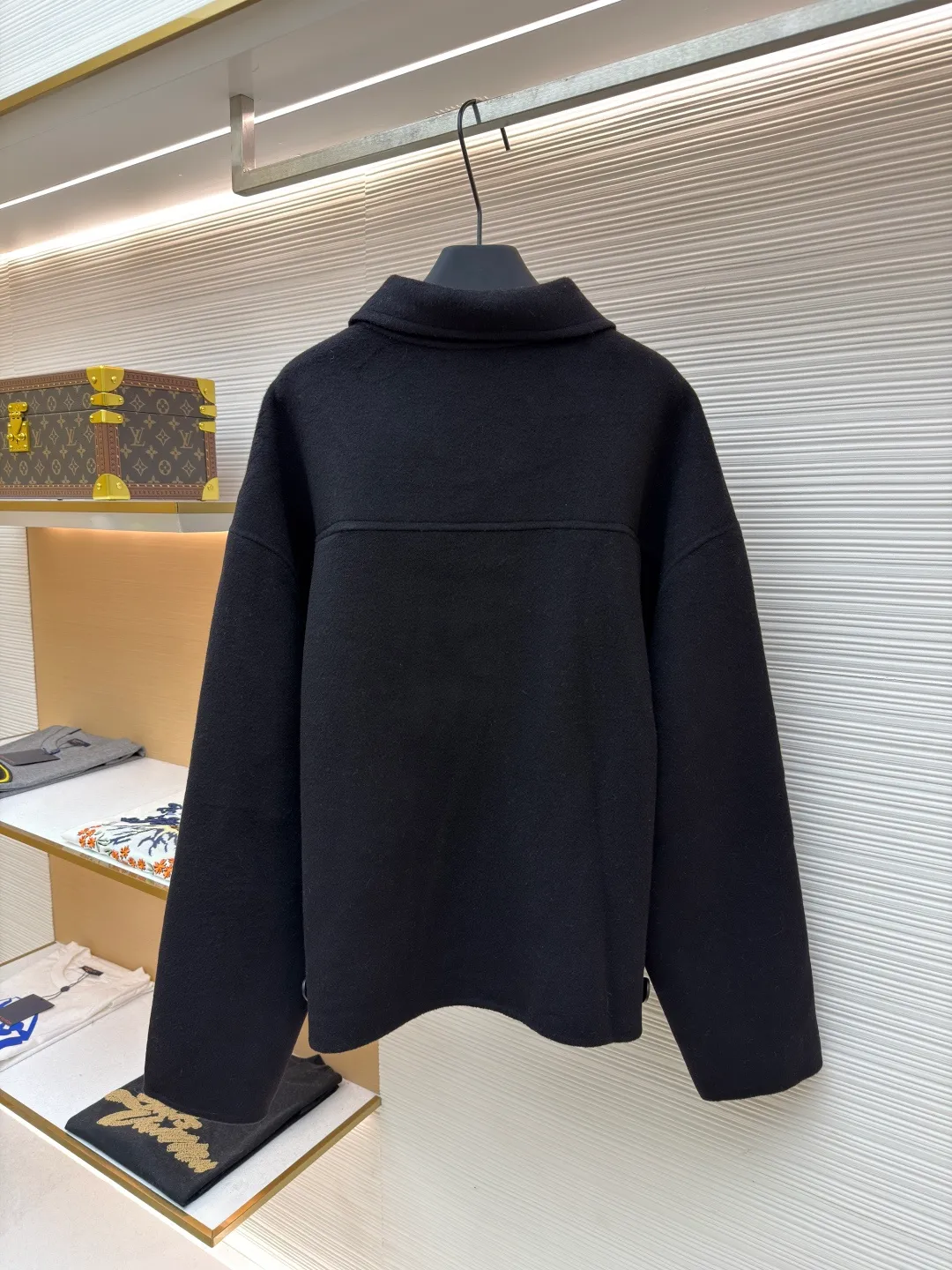 Acne Studios lapel zipper off-shoulder long-sleeved wool jacket ●Original version: Purchased and developed at 7499 ●Item number: 1681820-C85 ●Fabric: wool fabric ●Technology: Made on positioning cutting machine ●Color: black ●Version: fitted version ●Weight: about 1215 grams ●Size: 46-48-50 ●Description: Made of high-density wool blended fabric, treated with double-sided worsted spinning process, it feels soft and waxy and has good drape. The body adopts a hidden zipper + lapel design, with a neat neckline; the pockets on both sides have a welt structure and are decorated with buttons of the same color, with exquisite details. The overall shape is slightly loose, the hem is naturally curved, and the edges are reinforced with overlocking technology, which not only retains the soft texture of the fabric, but also improves the durability, and combines simple style with advanced craftsmanship. The overall wiring is straight and delicate, the fabric is comfortable and soft, and the color is consistent without color difference. It can be matched with the same style to create a fashionable look and control various occasions. Customized accessories, complete with three standards, same style for men and women!